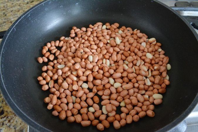 Roast peanuts 
