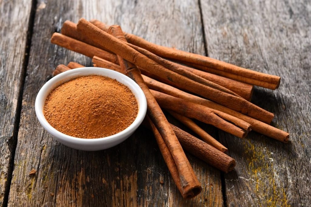 Cinnamon-powder-and-Cinnamon-Sticks